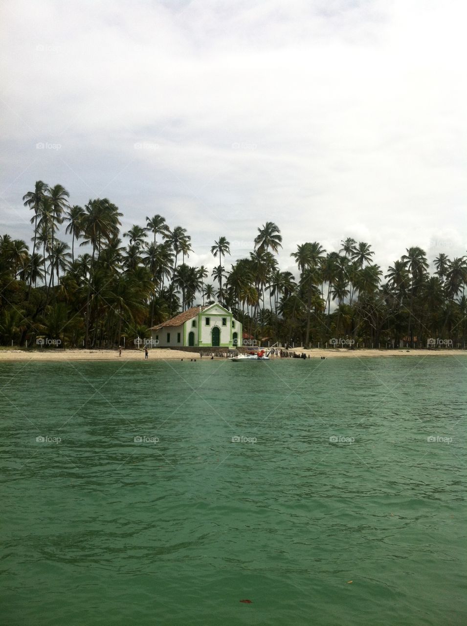 Village of Sinhiraém, at Praia de Carneiros, in Pernambuco (Brazil).  Everything helped: green water, whitish sky and full beauty! / Vila de Sinhiraém, na Praia de Carneiros, em Pernambuco (Brasil): água verde, céu esbranquiçado e beleza plena!