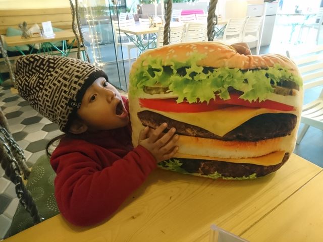 Eating burger 🍔