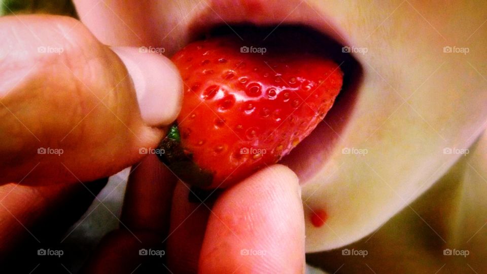 menina comendo morango