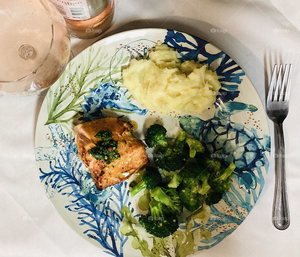 Salmón and marshmallow broccoli 