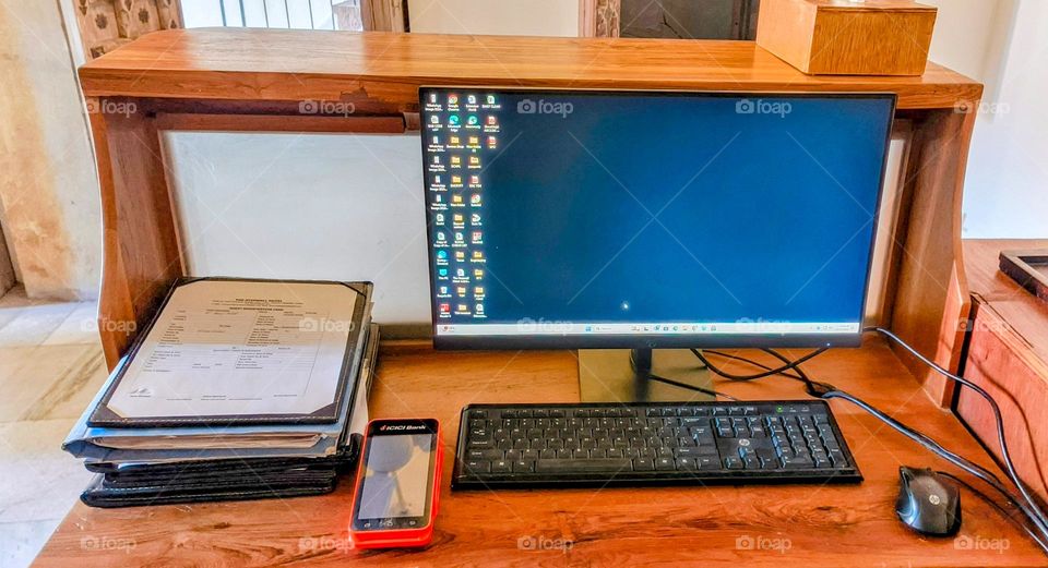 A DESK WHERE 🎁💻🎨 DESK ON COMPUTER 💻😺