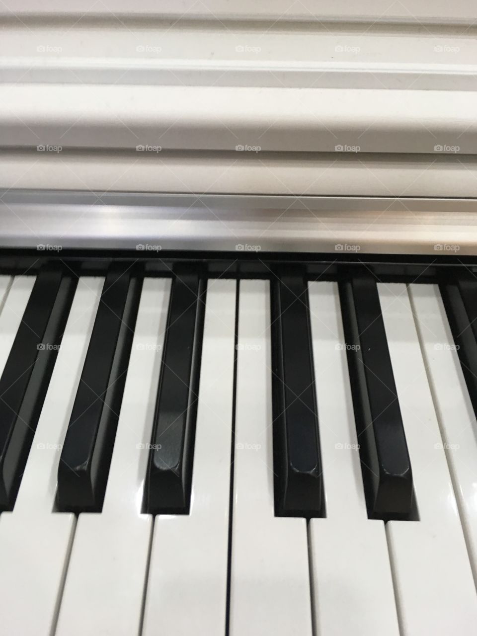 White piano Yamaha
