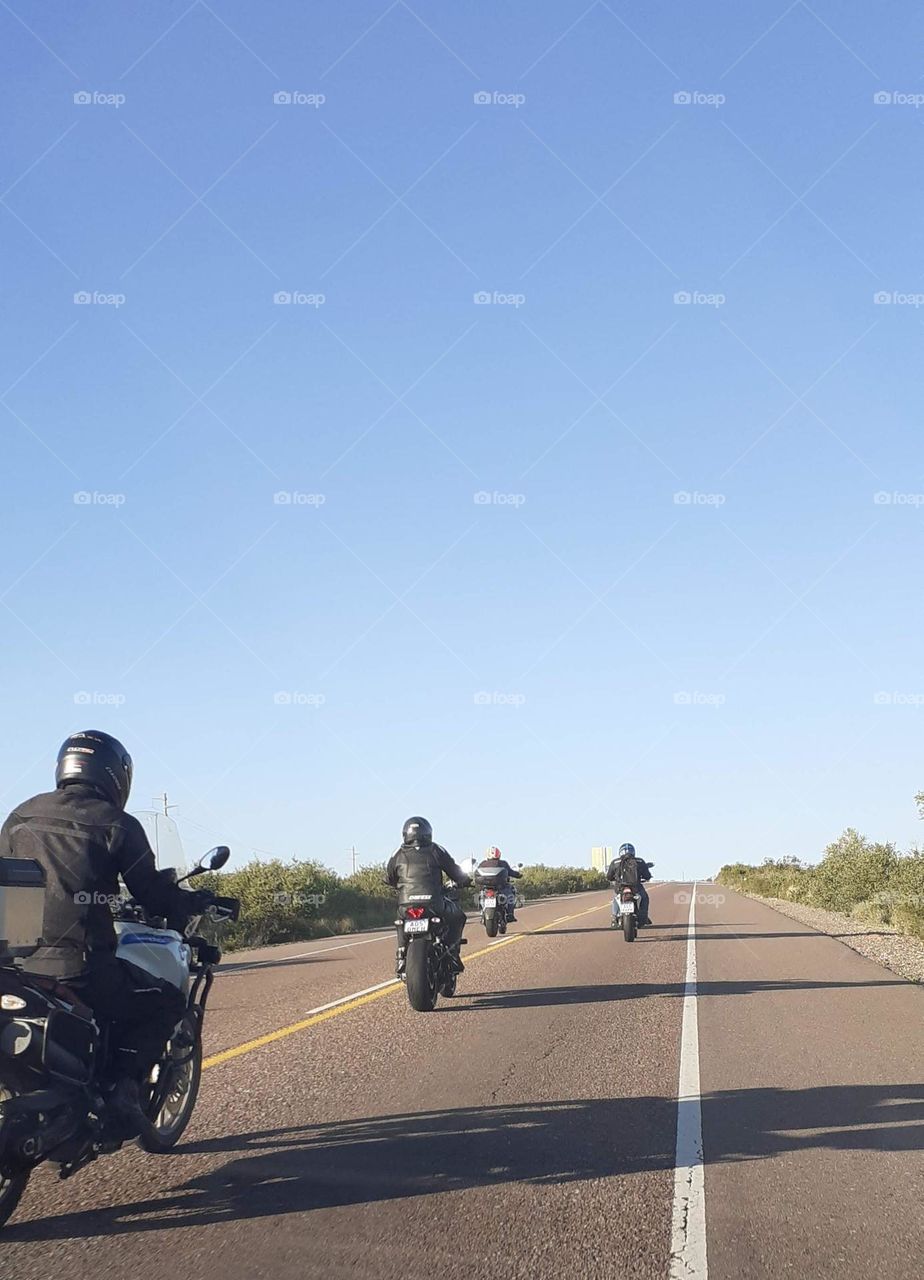 multiverse. en la ruta los motociclistas