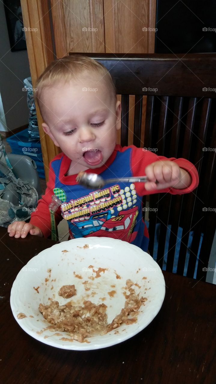 baby eating. 18 months wants to eat alone
