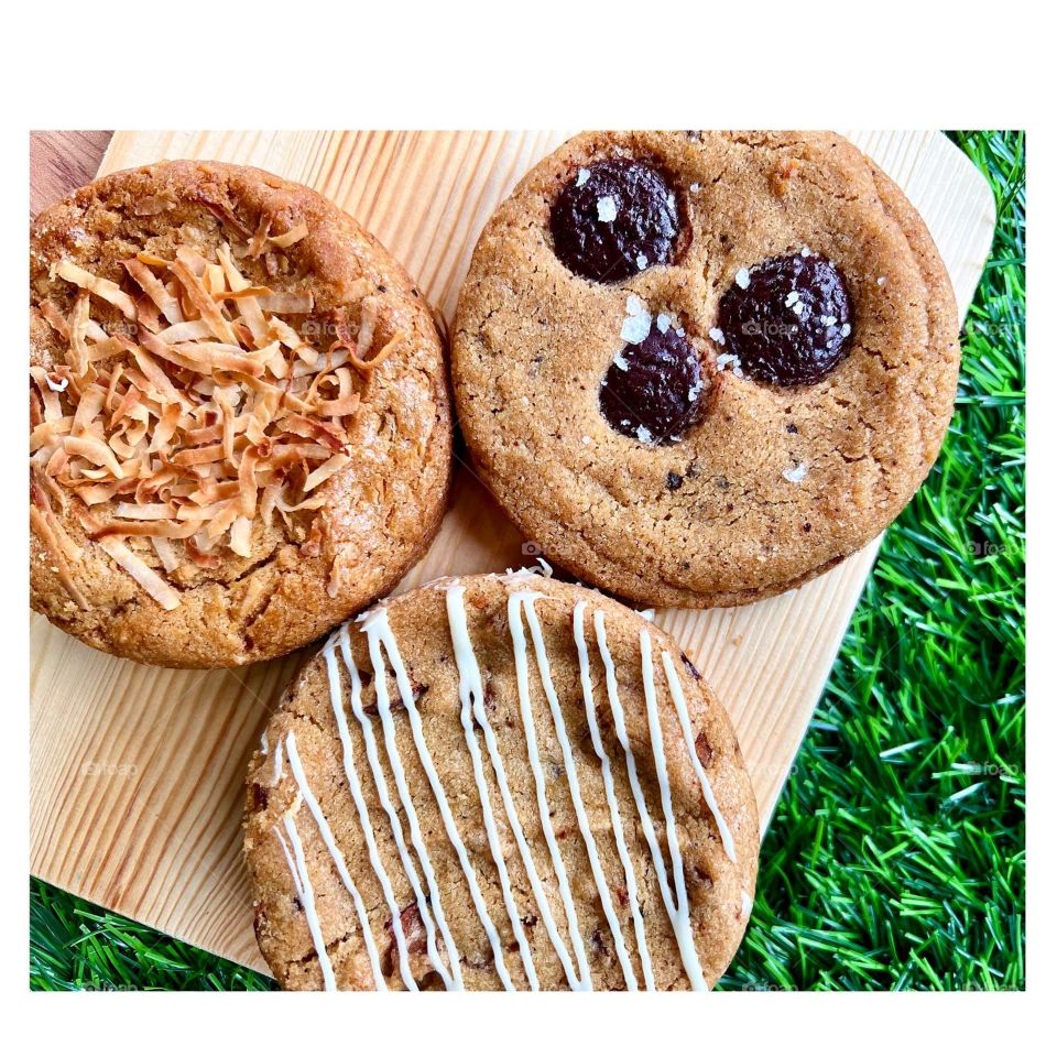 Nice aroma brown butter cookies in coconut, red date white chocolate and sea salt dark chocolate in 70% 