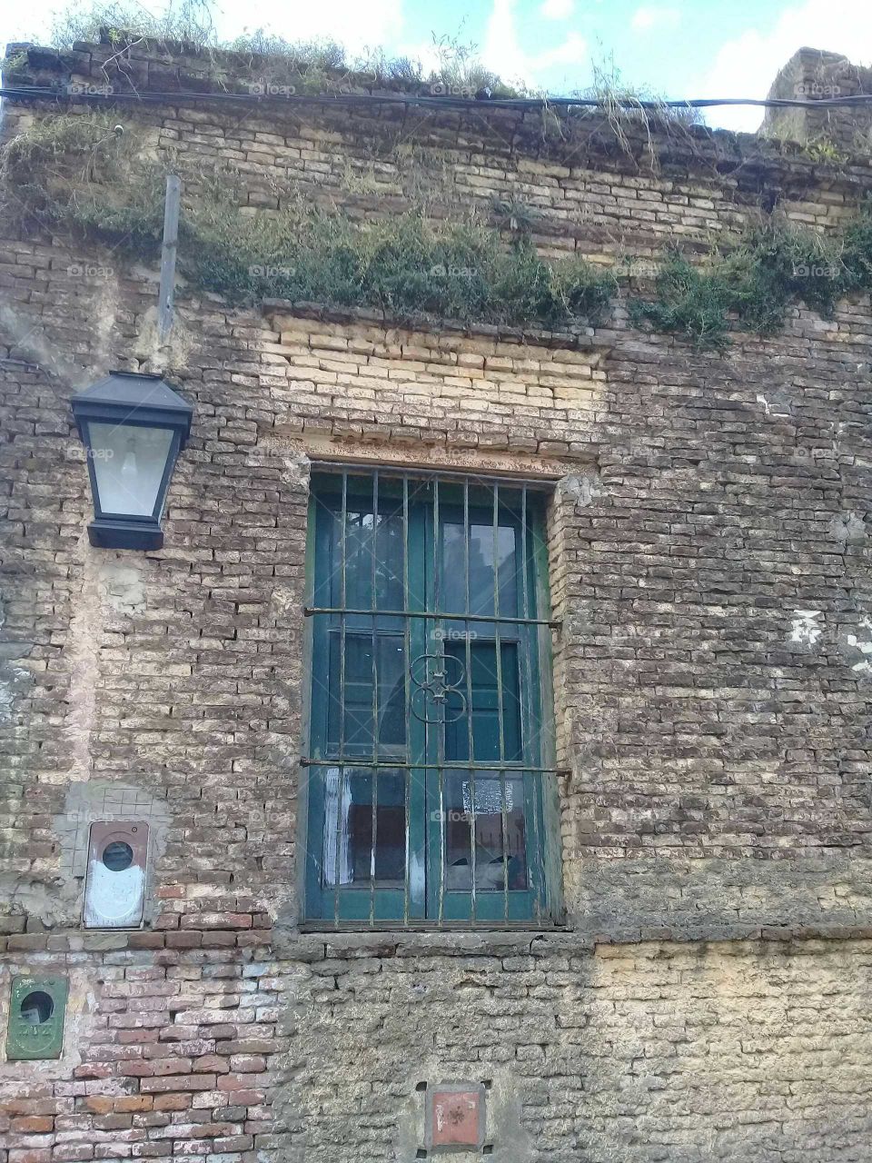 ventanal y farol de iluminación de casa muy antigua