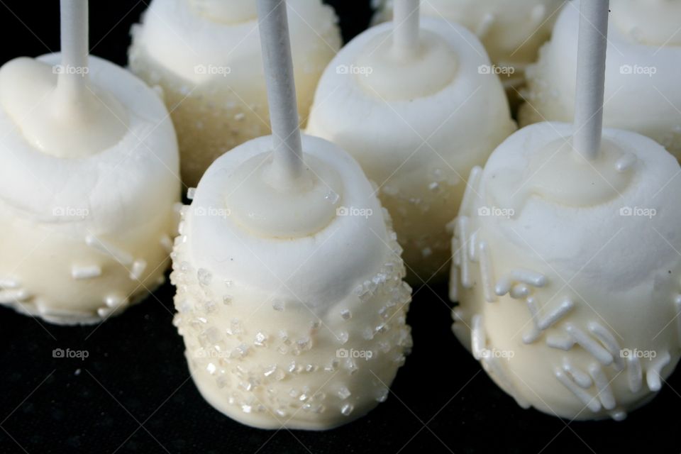 Marshmallows dipped in white chocolate 