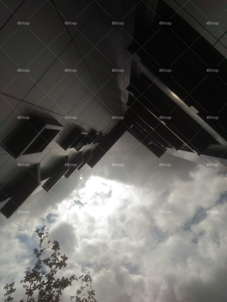 pengambilan foto gedung dengan teknik pengambil atas ke bawah yang menimbulkan efek ritme di bagian jendela