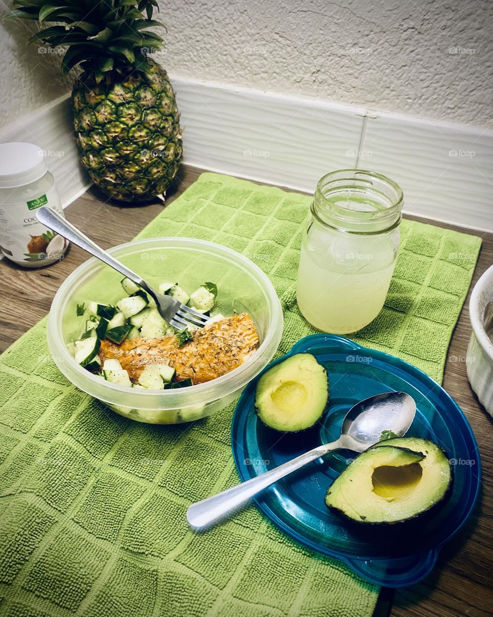 Pineapple, lemonade, avocado and salmon party 🎉