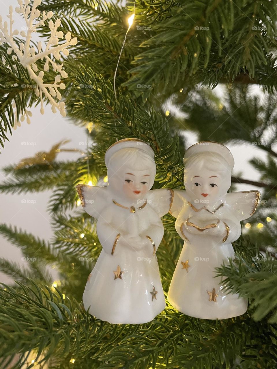 angels near the Christmas tree