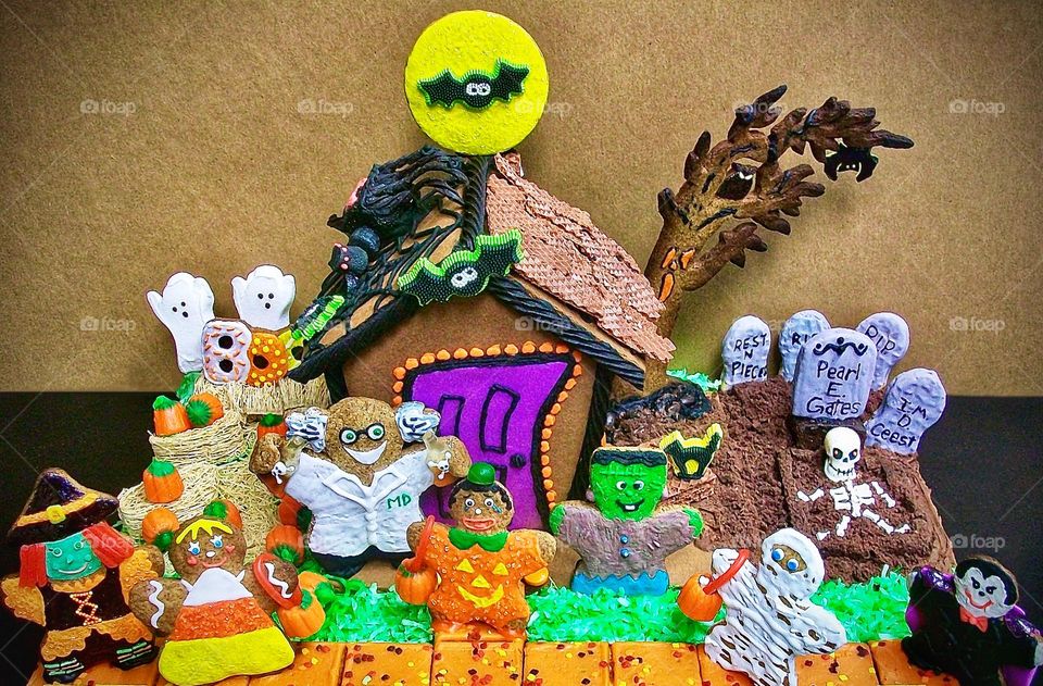 Gingerbread Halloween House and Cookies
