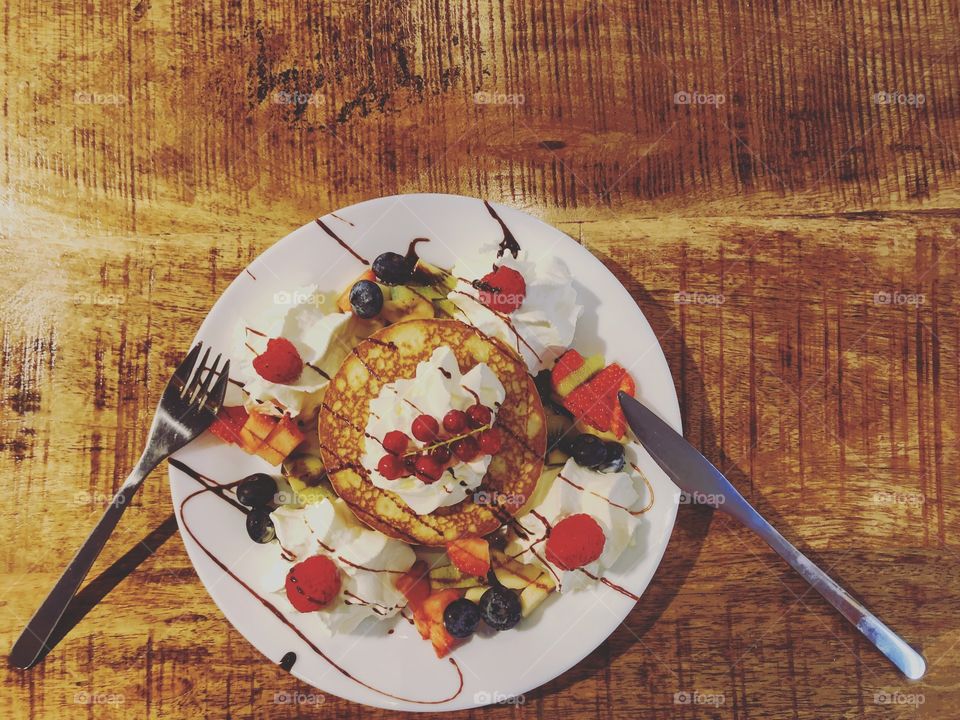 Breakfast: American pancakes with fruit