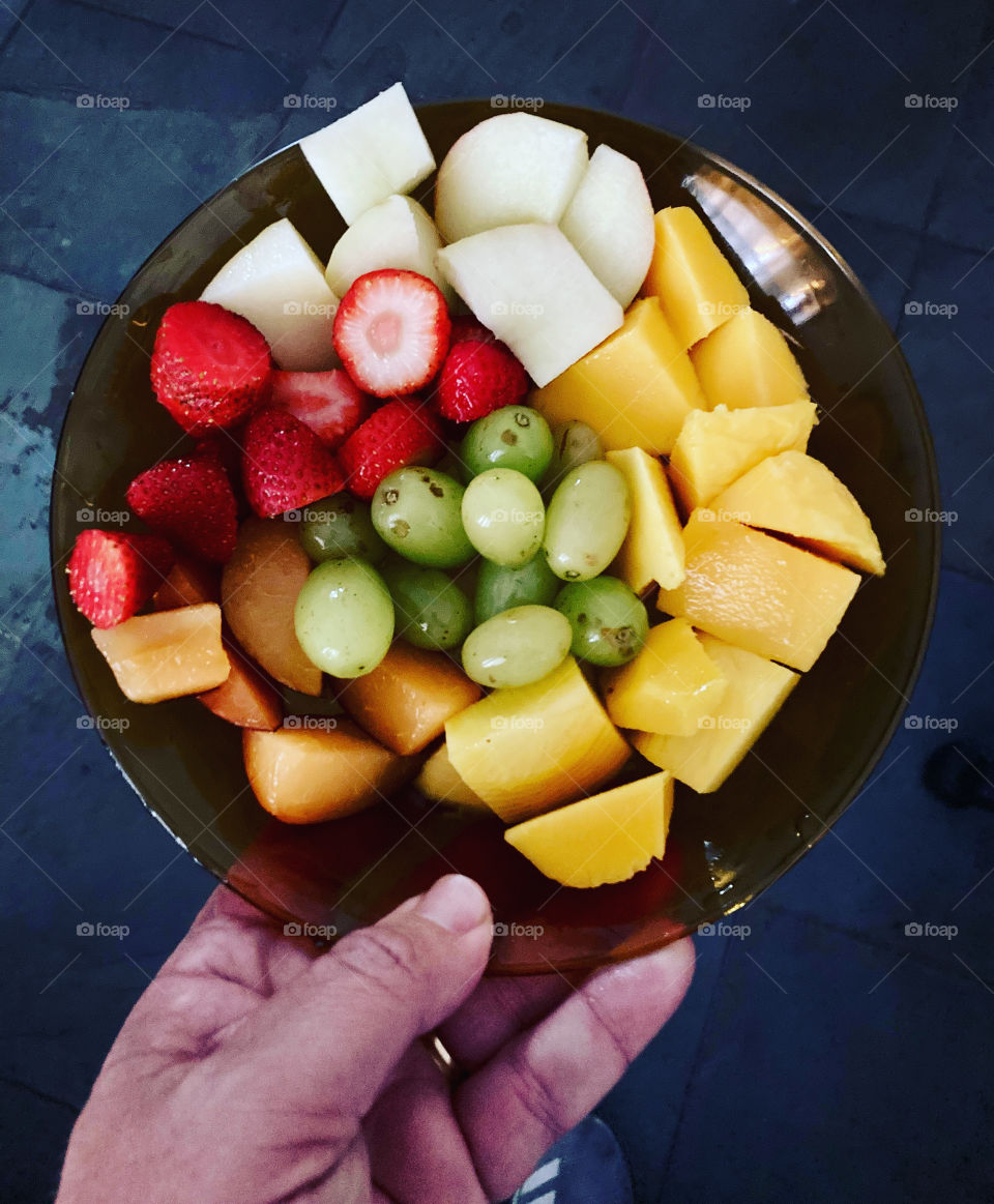 Healthy time: peach, apple, mango, plum, strawberry and grape, in order to bring health through fruit (away from sweets and fats). / Hora saudável: pêssego, maçã, manga, ameixa, morango e uva, a fim de trazer saúde pelas frutas (fugindo dos doces).