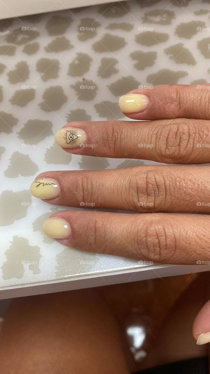 manicura color amarillo claro uñas