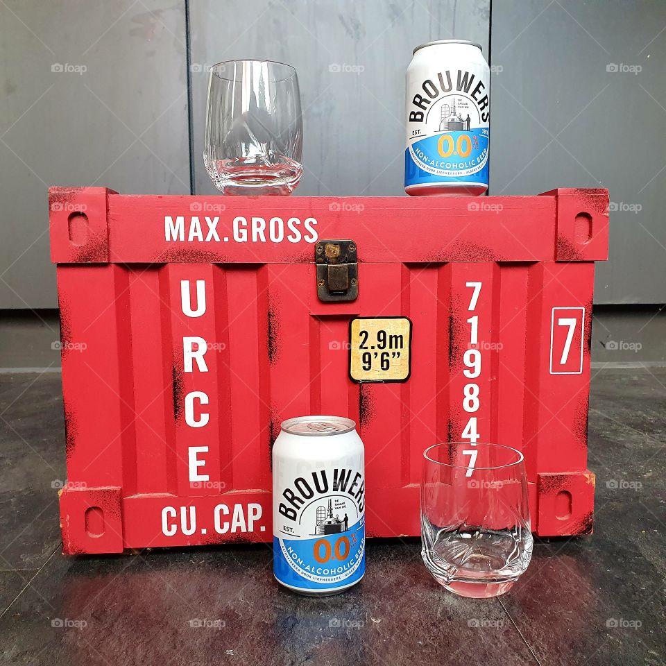 0.0% BROUWERS NON - ALCOHOLIC on Red harbor box.