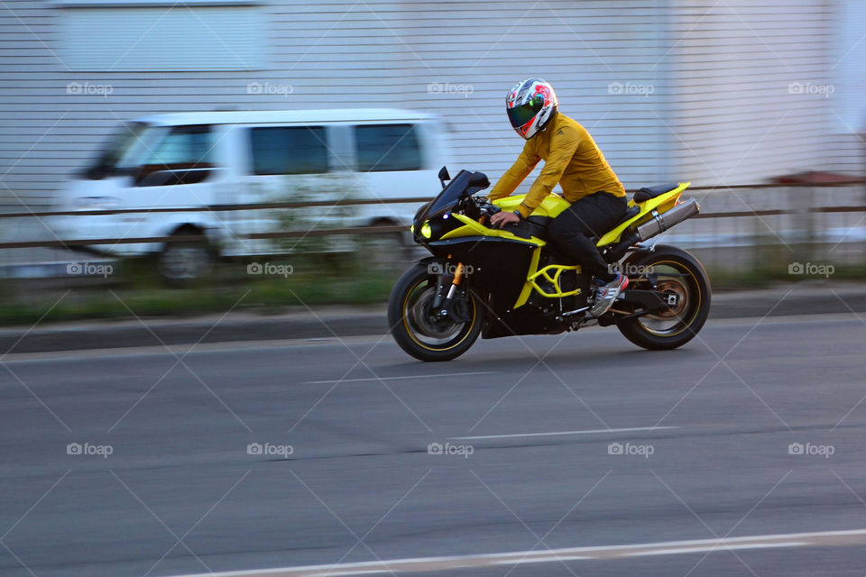 Мотоцикл движется по городской улице / motorcycle in motion on a city street.