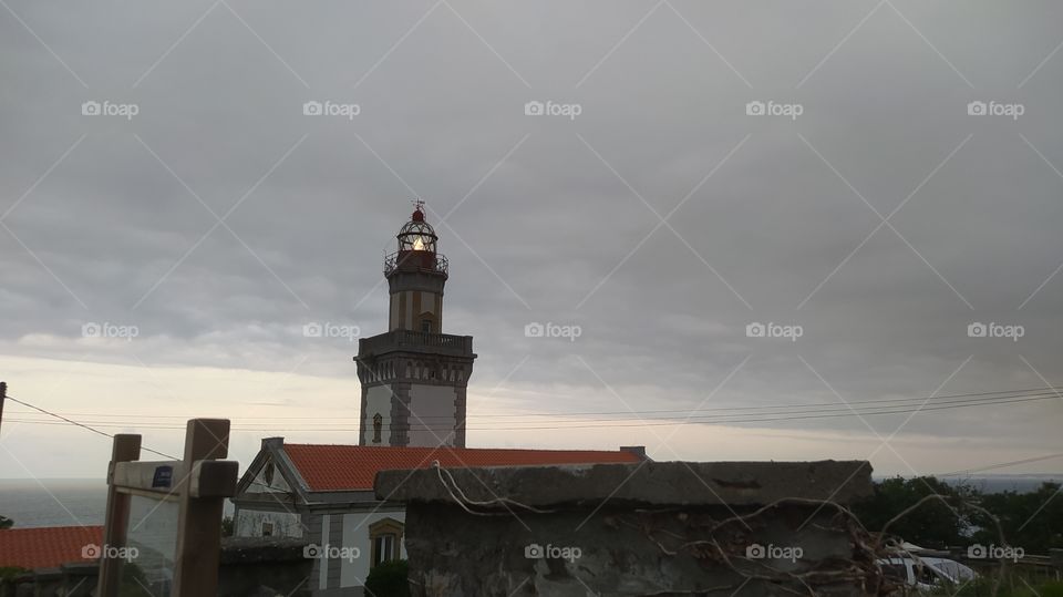 faro con luz atardecer