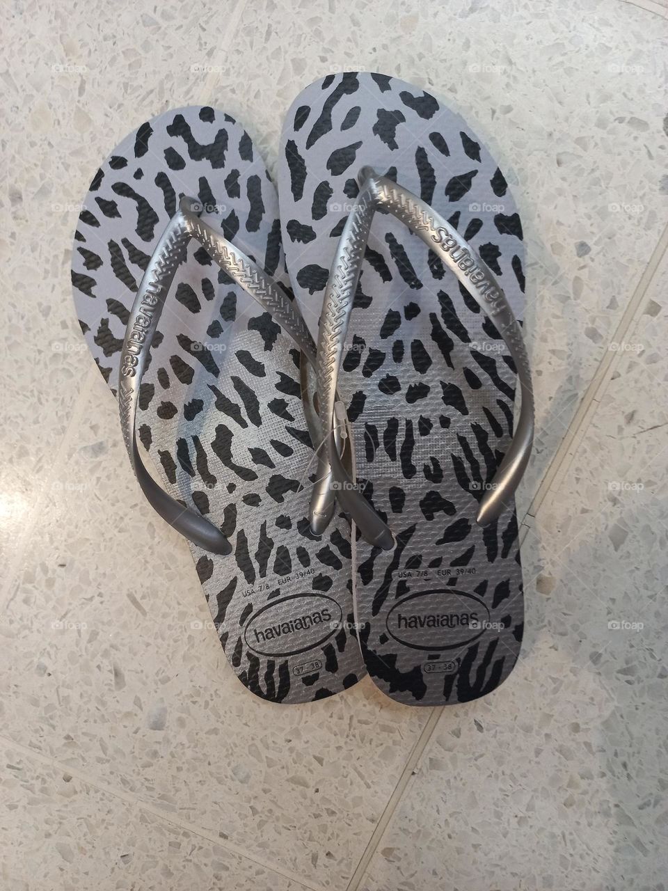 Procurando Chinelos estilosos, leves e resistentes? Olha os Chinelos Havaianas oncinha prateado, combina com tudo, inclusive aquele look bem despojado. Chinelos Havaianas o ideal para qualquer ocasião. Não escorregam, firmes nos pés e no chão!