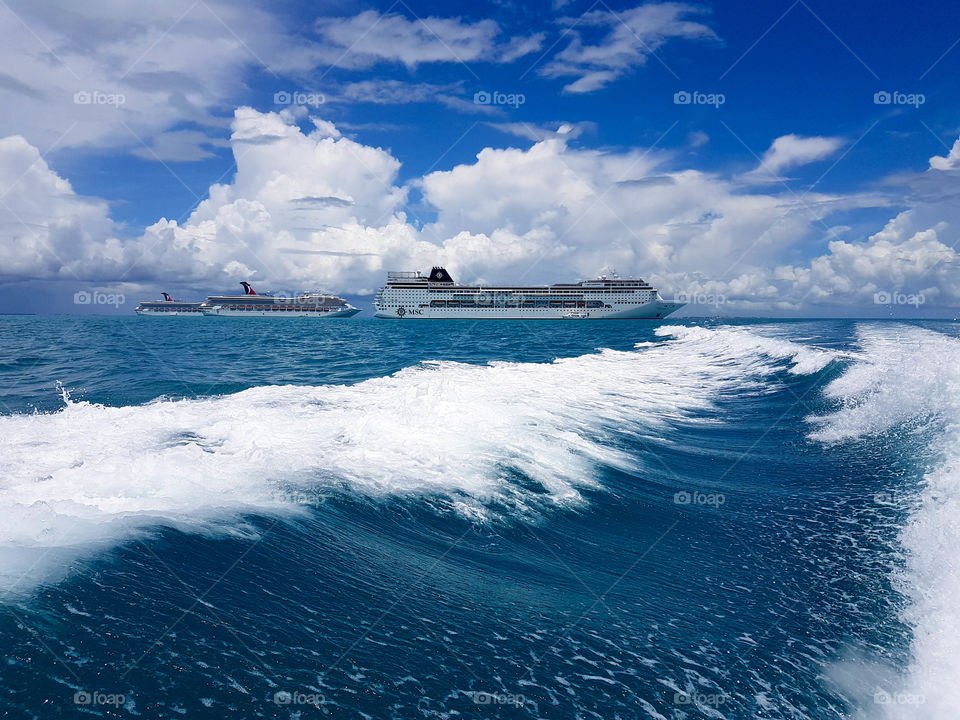 paisaje de cruceros en el mar acompañado con olas y un día nublado
