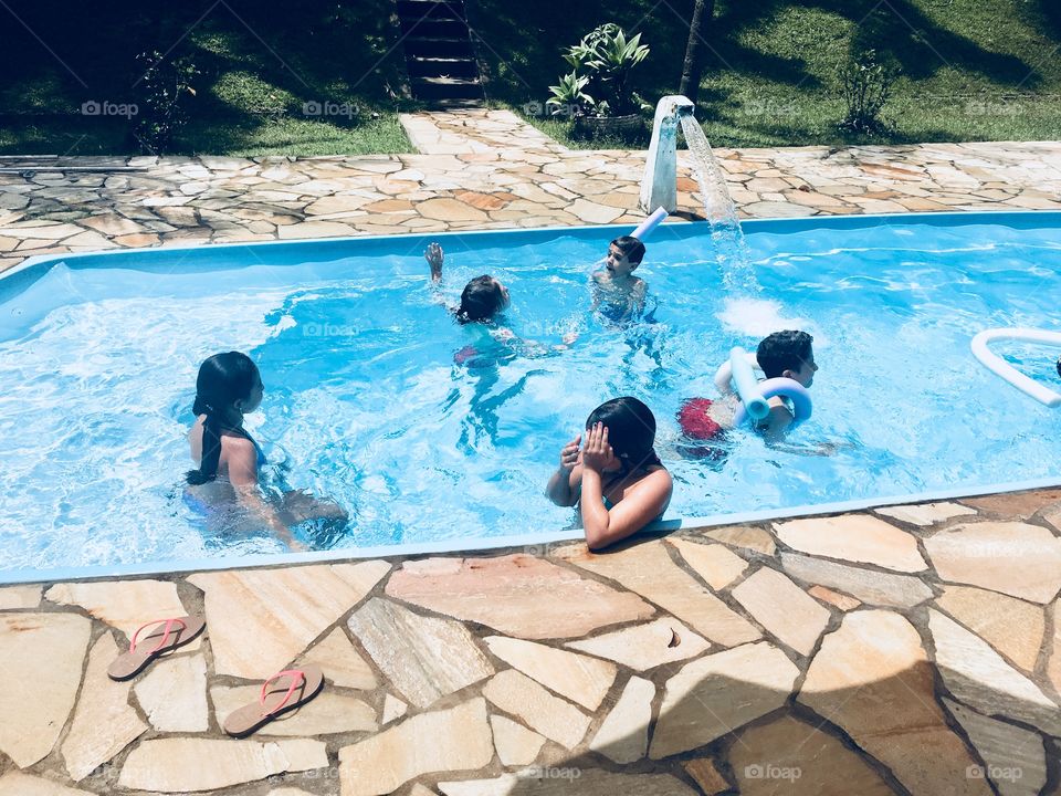 Uma aprazível tarde na piscina, repleta de crianças divertidas e bem educadas. Como é bom ser amigo!