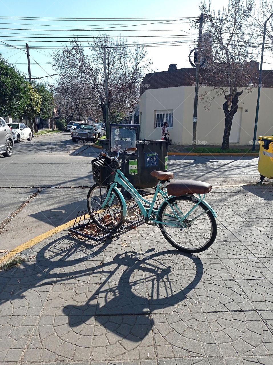 bike and its shadow / bici y su sombra