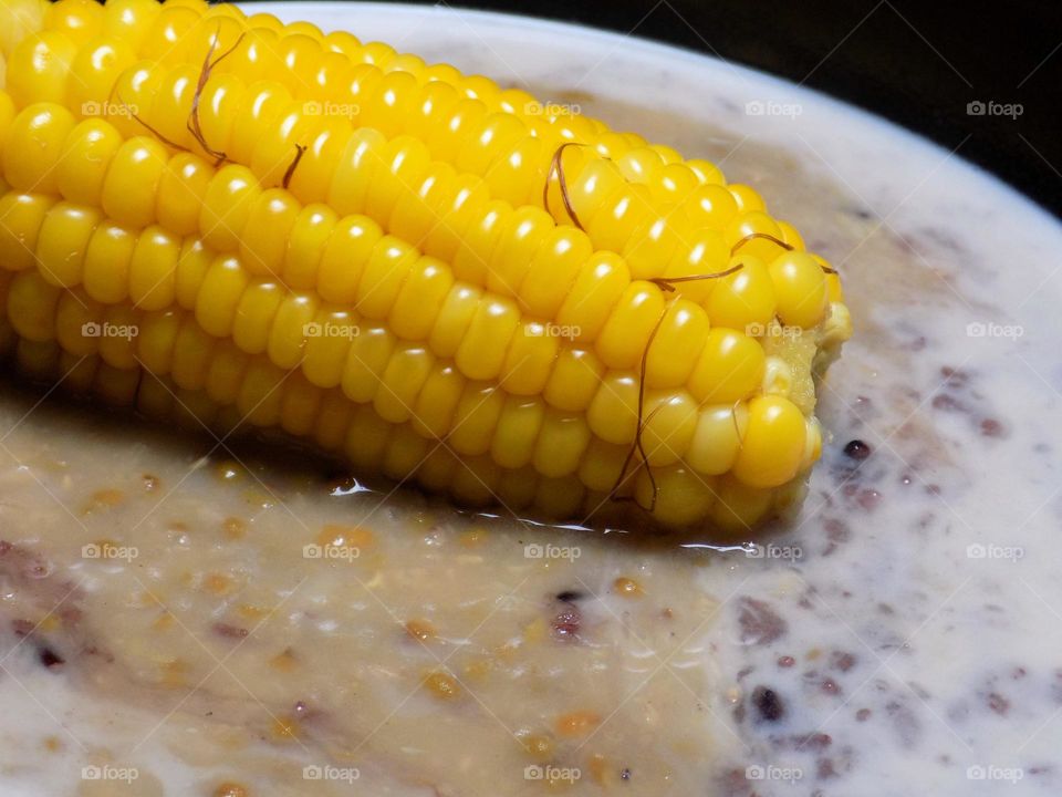Boiled corn on green bean porridge