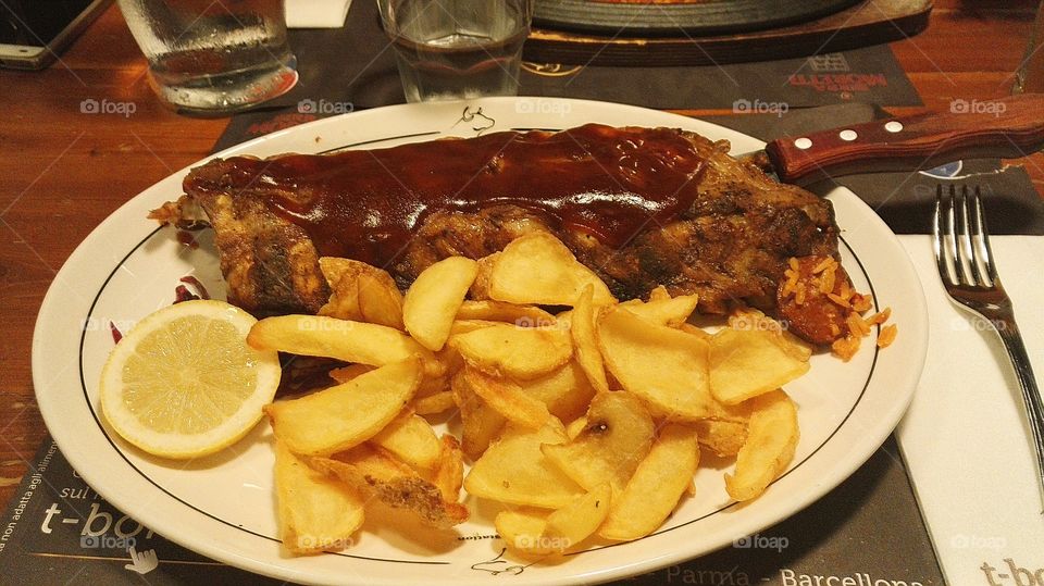 barbecue ribs with chips