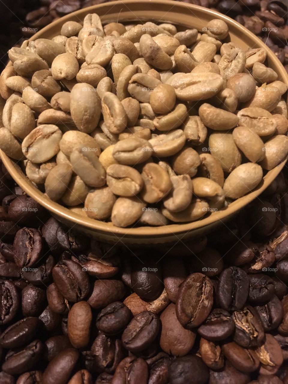 Green and roasted coffee beans. 