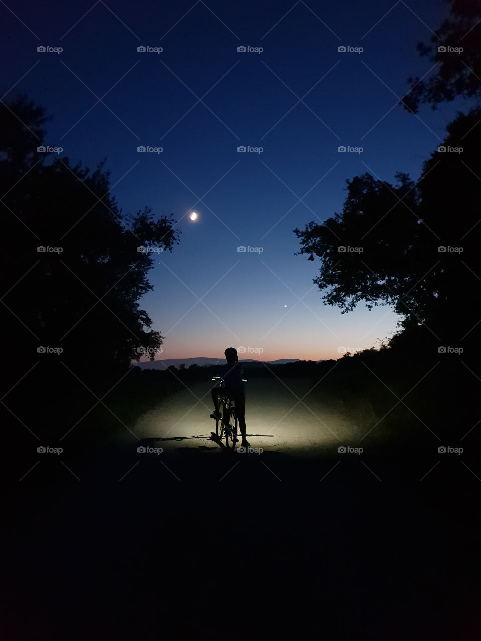 Cuando yo admiro la maravilla de una puesta de sol o la belleza de la luna, mi alma crece para adorar al creador.
(Mahatma Gandhi)