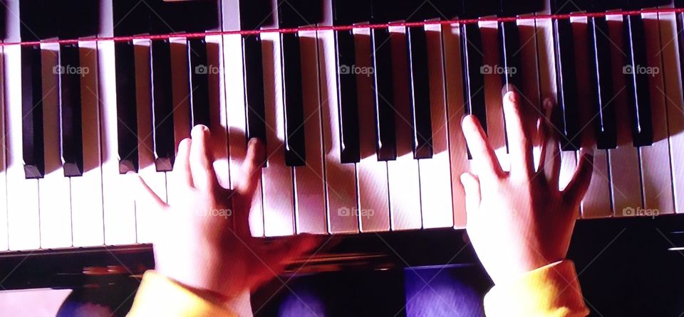 piano y manos