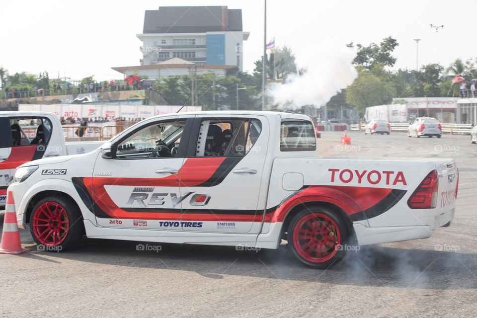 Toyota hilux revo drift show 