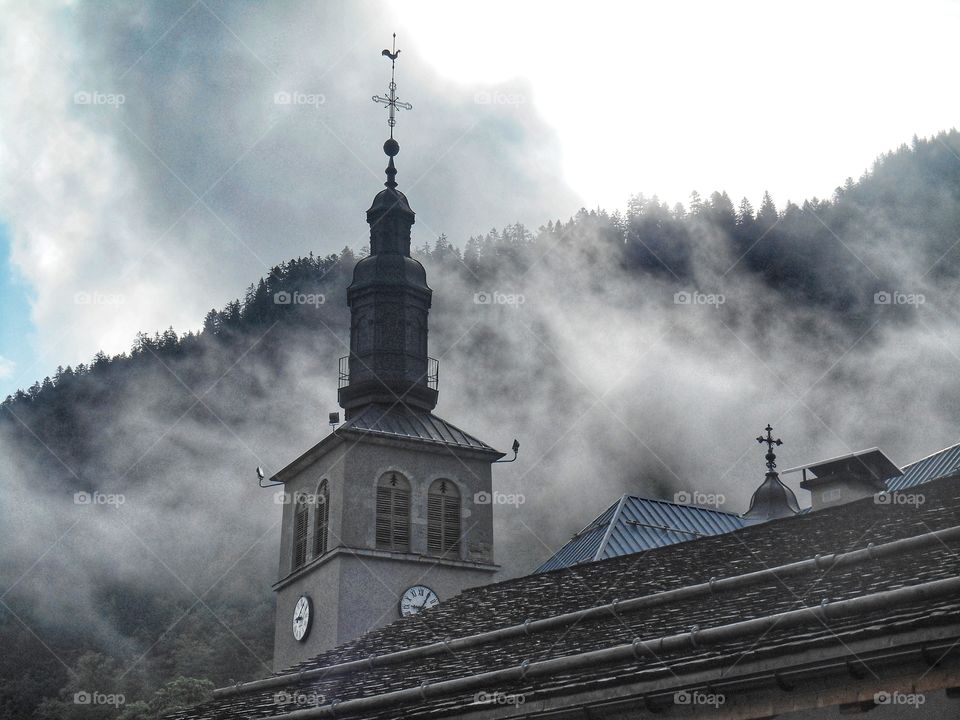Le clocher d'une église dans le brouillard