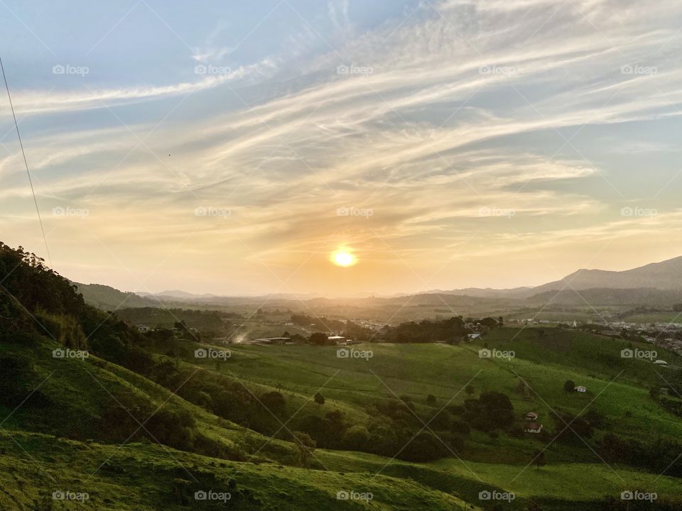 🇺🇸 The evening in Joanópolis, a small town in the interior of Brazil. Look at the beauty of the sun illuminating nature! / 🇧🇷 O entardecer em Joanópolis, uma pequena cidade do Interior do Brasil. Olhe só a beleza do sol iluminando a natureza!