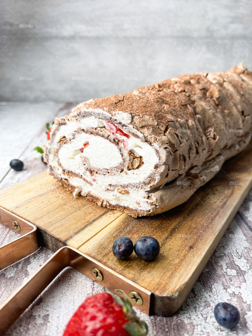 Merengue roll with chocolate and strawberries