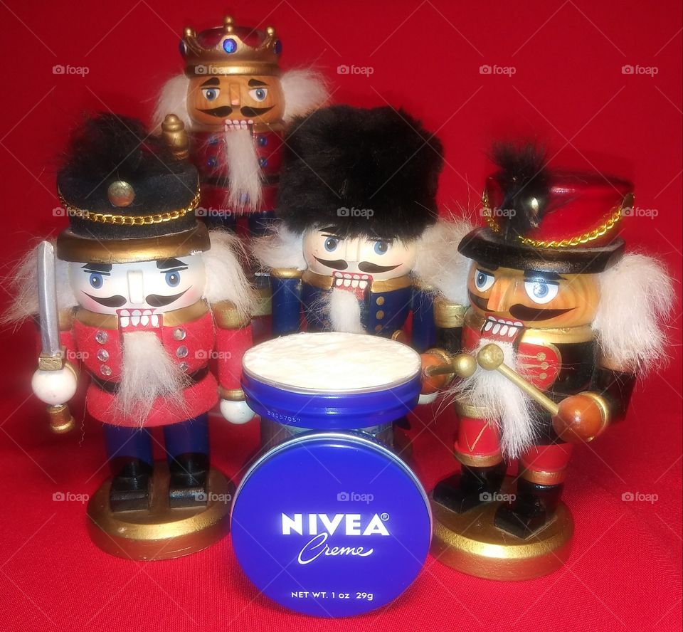 it's Christmas time, nutcrackers drumming on Nivea