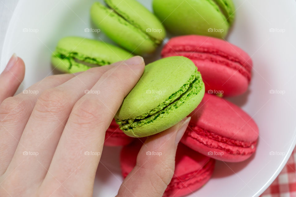 macaroon in the hand