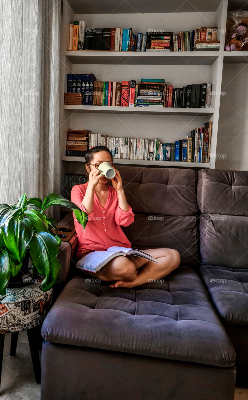 café brasileiro: café no momento da leitura.