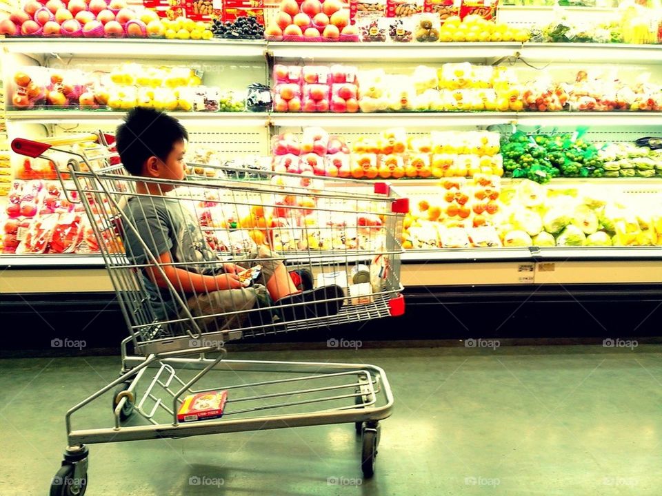 Child in grocery cart