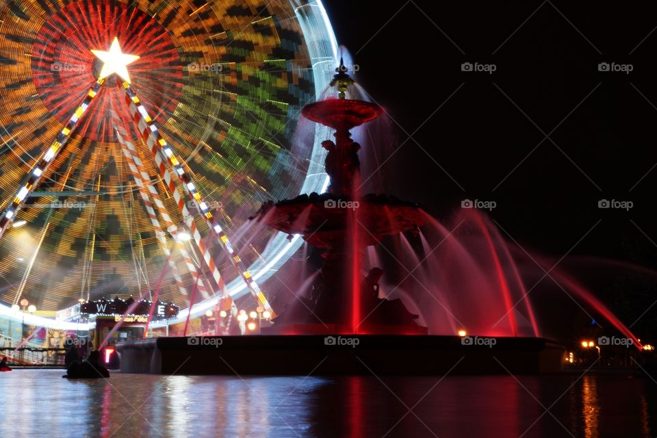Fontaine et grande roue illuminées 