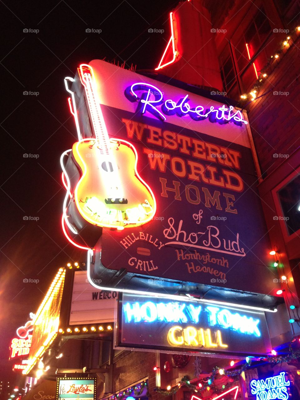 Honky Tonk. Nashville nights on Broadway. 