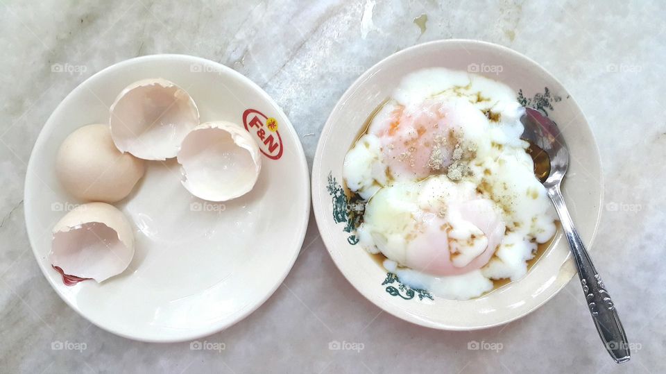 raw and cooked eggs