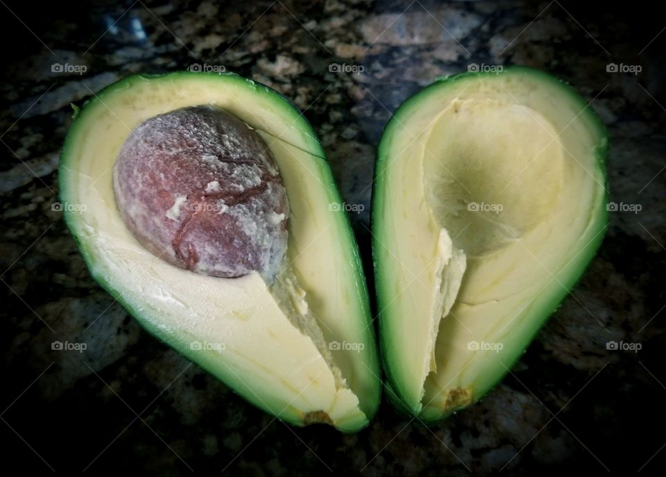 Avocado halves with pit