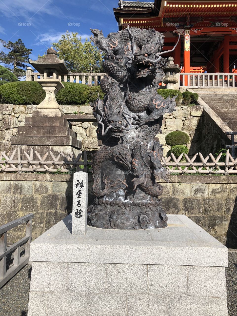 Dragon statue 
