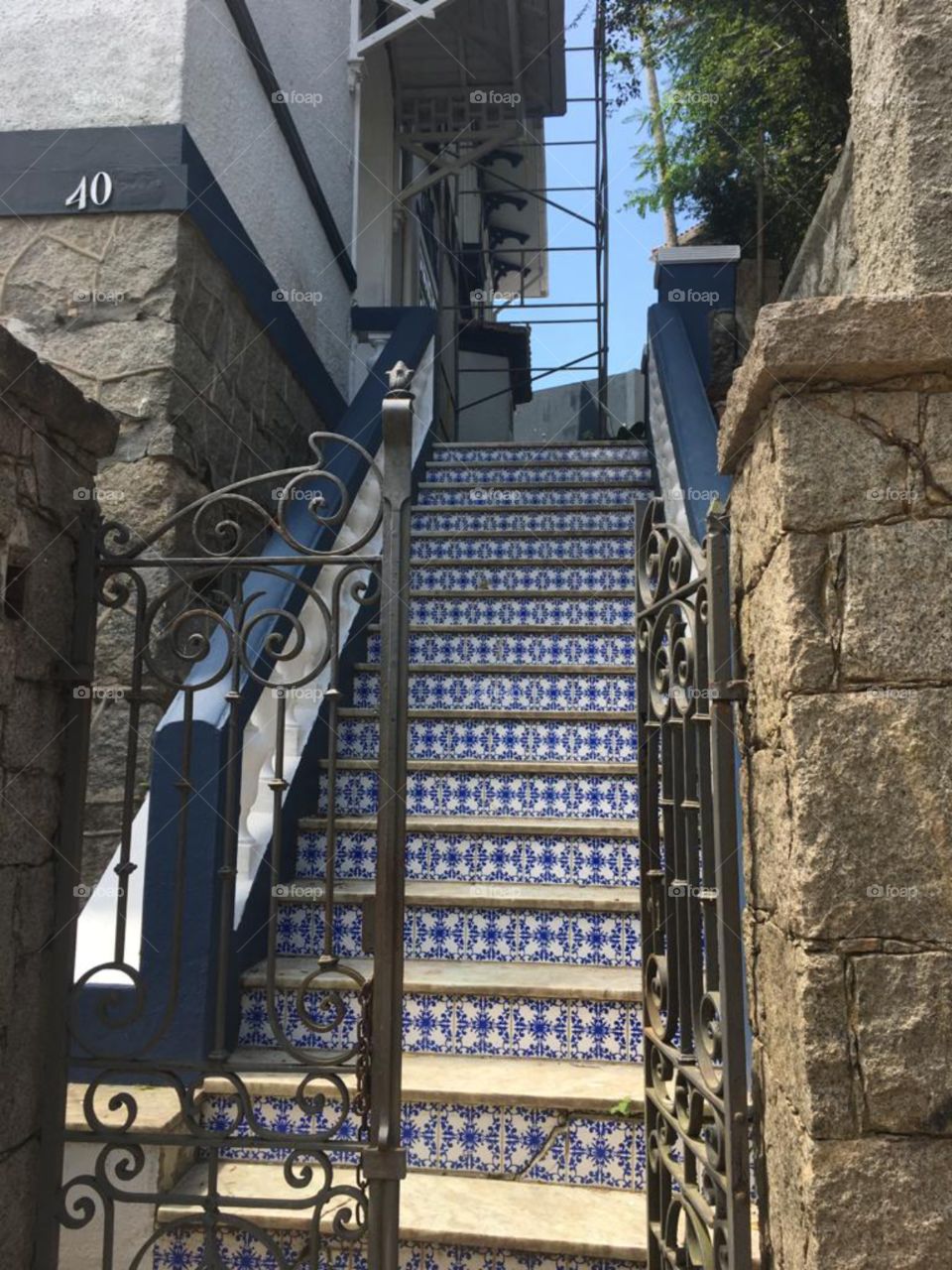 la entrada de una casa en petropolis, río de Janeiro. Te invita a la casa, con azulejos azules que decoran la escalera. lo antiguo tiene su lado pintoresco.