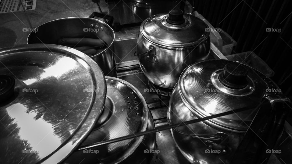Cozinha. Caldeirões e tampas de alumínio e inox.