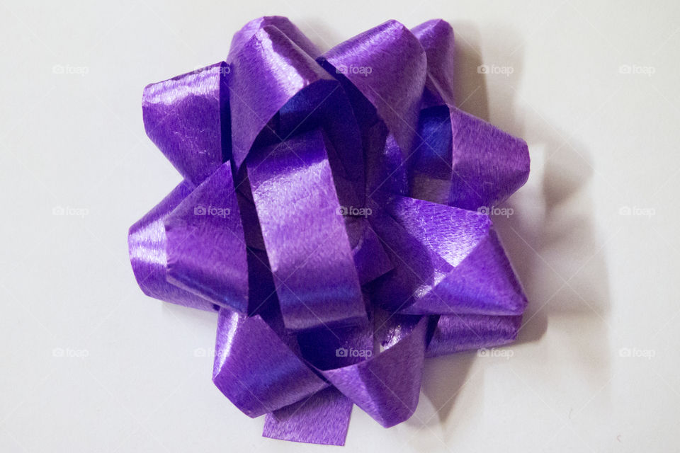 Purple gift bow decoration - from above 