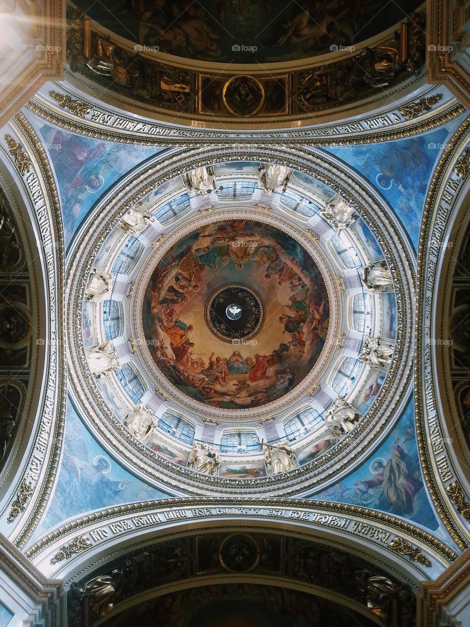 an amazing ceiling in a cathedral in saint petersburg with lots of beautiful paintings