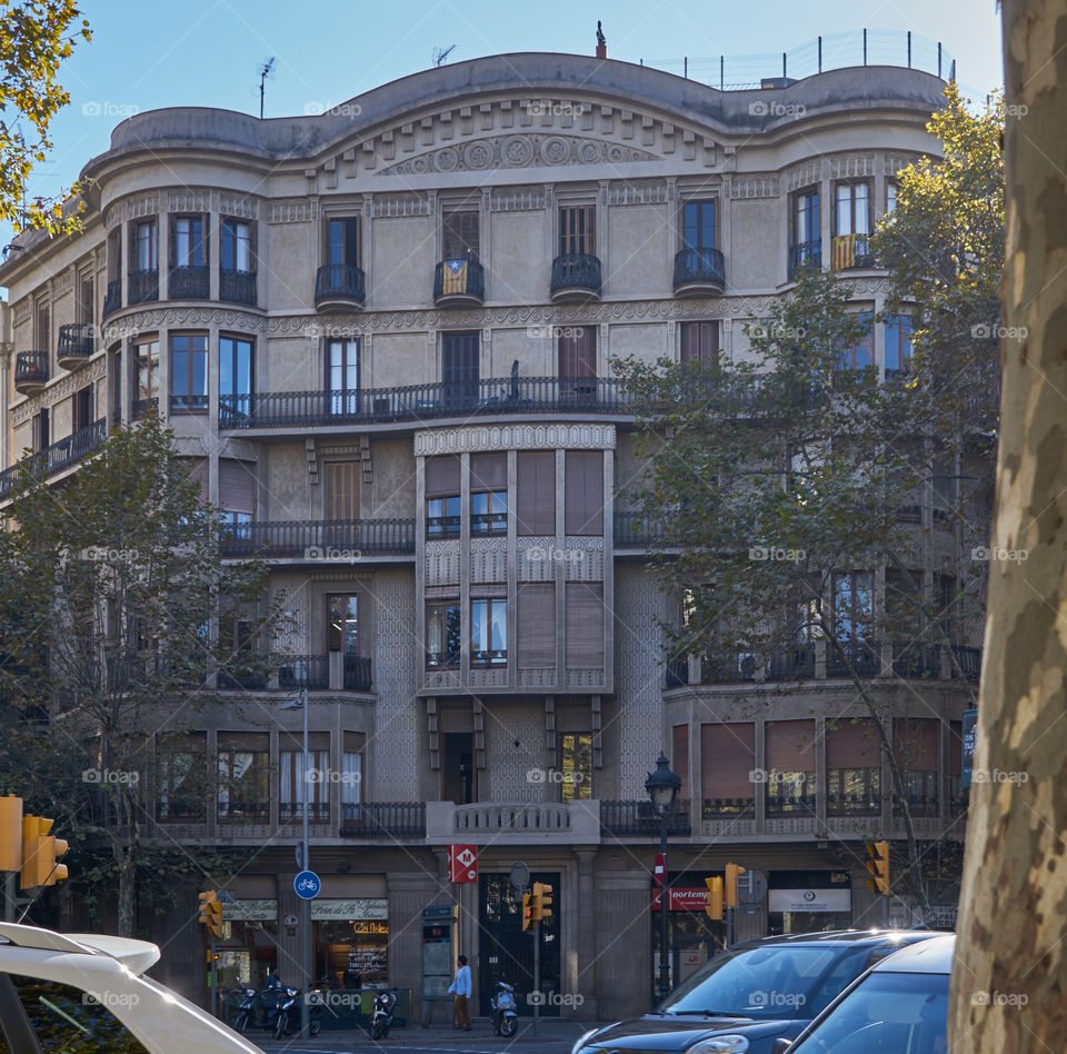 Para Ángel. A propósito de una disquisición sobre la arquitectura. Este al menos es discreto. ¿No?