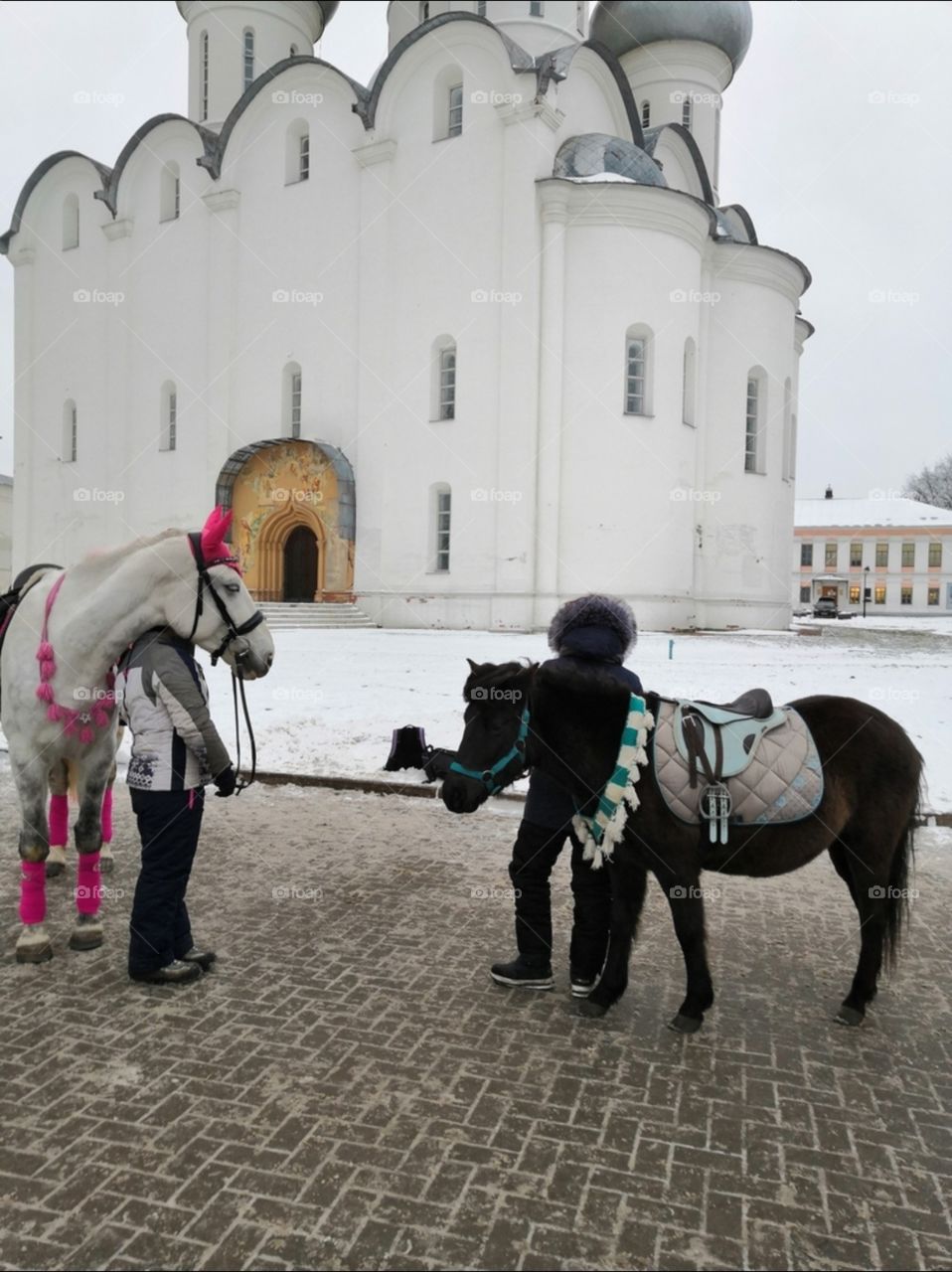 лошади у церкви