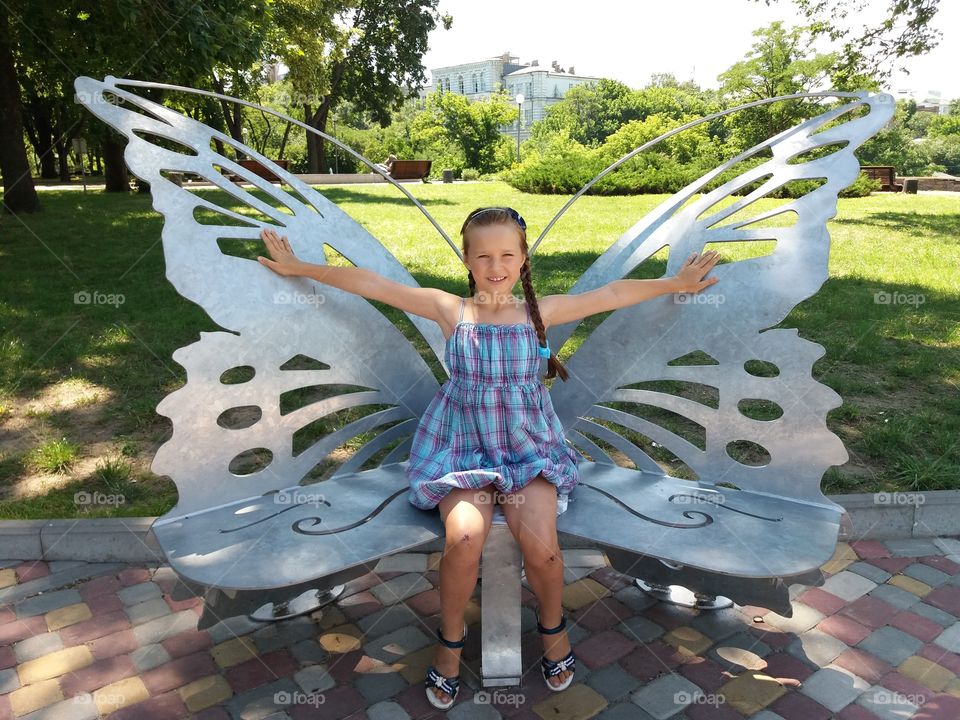 Девочка с крылышками бабочки